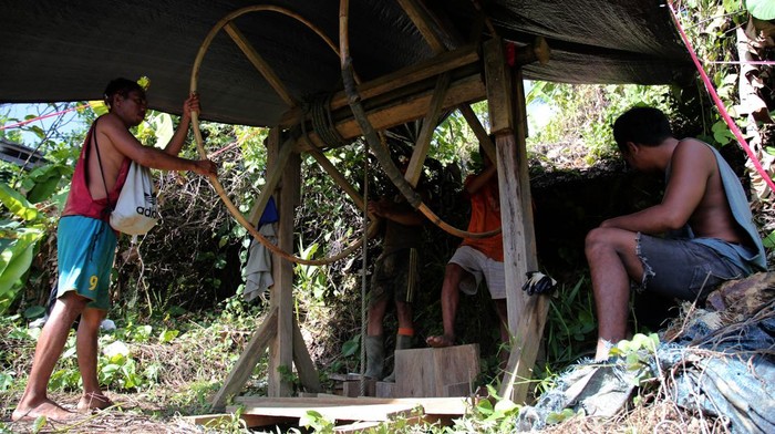 Seorang penambang memasuki lubang berkedelaman 15 meter di Pertambangan Rakyat Desa Anggai, Kecamatan Obi, Kabupaten Halmahera Selatan, Maluku Utara, Minggu (7/1/2024). Tambang yang mulai beroperasi sejak tahun 1996 itu sudah memiliki izin Wilayah Pertambangan Rakyat dengan sistem pengolahan emas menggunakan tromol yang mampu menghasilkan 10 gram emas setiap kali penggilingan dan hingga saat ini tambang emas rakyat tersebut masih berproduksi serta menjadi mata pencaharian sebagian warga di Desa Anggai. ANTARA FOTO/Andri Saputra/aww.
