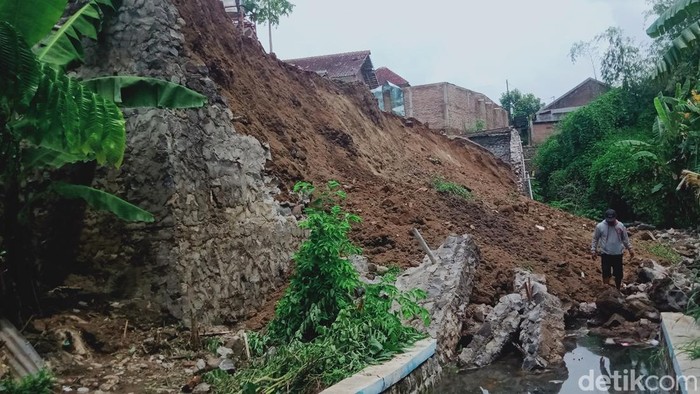 Tebing dan talut longsor di Desa Kranggan Kecamatan Polanharjo Klaten, Minggu (7/1/2024).