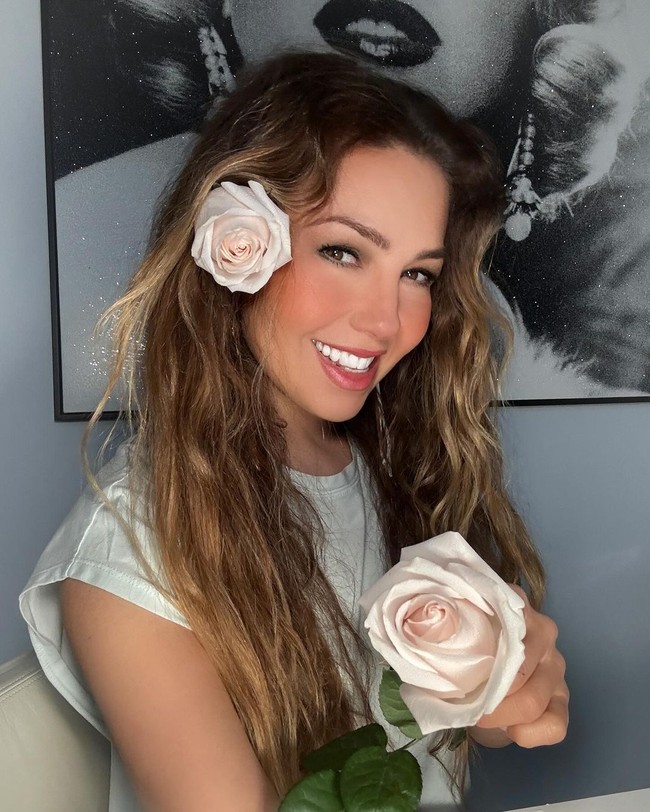 Netizen dibuat takjub dengan penampilan awet muda Thalia. Wanita yang dijuluki sebagai ratu pop Latin itu kini berusia 52 tahun, namun secara penampilan tampak tidak ada perubahan dibanding dulu. Foto: Instagram @thalia