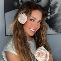 Netizen dibuat takjub dengan penampilan awet muda Thalia. Wanita yang dijuluki sebagai ratu pop Latin itu kini berusia 52 tahun, namun secara penampilan tampak tidak ada perubahan dibanding dulu. Foto: Instagram @thalia