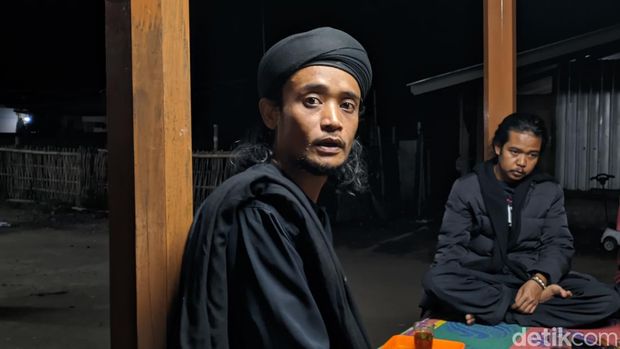 Tokoh adat di Desa Sembalun Bumbung akan melakukan ritual Jambeq Gunung di puncak Gunung Rinjani.