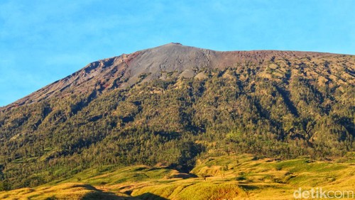 Tokoh adat di Desa Sembalun Bumbung akan melakukan ritual Jambeq Gunung di puncak Gunung Rinjani.