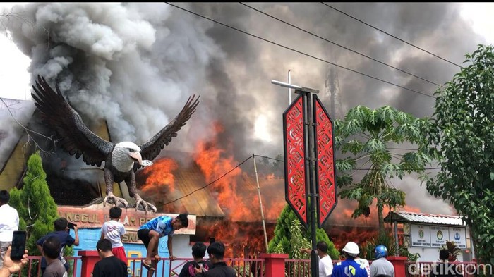 Sebanyak 7 ruangan di SMP Negeri 1 Rantepao, Toraja Utara, Sulawesi Selatan (Sulsel) hangus terbakar.