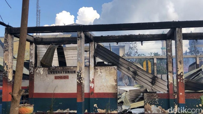 Laboratorium SMP Negeri 1 Rantepao Toraja Utara hangus terbakar.