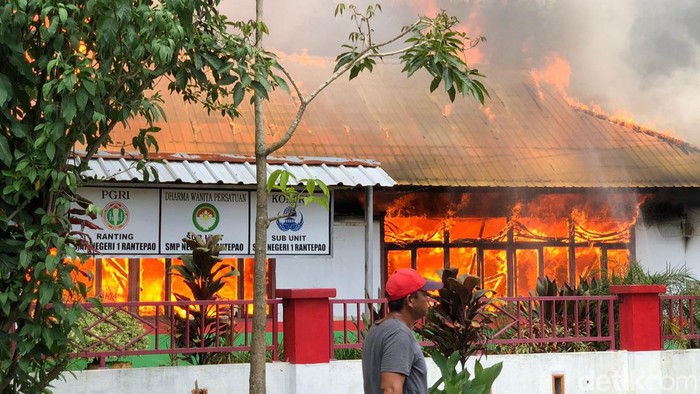 Kebakaran melanda gedung sekolah SMPN 1 Rantepao, Toraja Utara, Sulawesi Selatan (Sulsel).