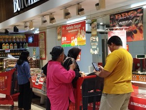 Area Daging Segar Diserbu Pengunjung di Transmart Cempaka Putih