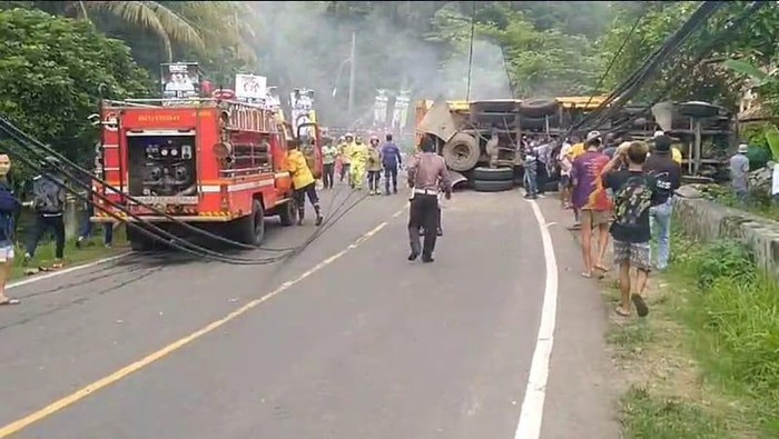 Truk Tambang Tabrak 3 Motor dan Tiang Listrik di Leuwiliang Bogor, Dua Orang Tewas (Muchamad Sholihin-detikcom)