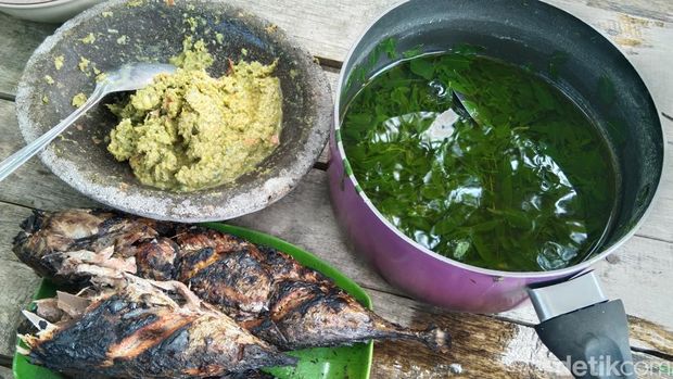 Tutu mangge yang dihidangkan bersama ikan bakar dan sayur bening daun kelor.