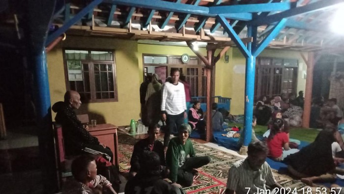 Warga mengungsi akibat longsor di Cipondok Subang.