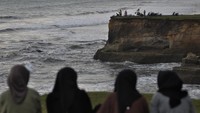 Wisatawan memancing sambil menikmati pemandangan Samudera Hindia di Pantai Nangai di Kecamatan Air Napal, Kabupaten Bengkulu Utara, Provinsi Bengkulu, Sabtu (6/1/2024).