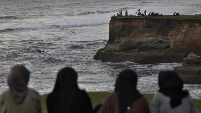 Wisata Pantai Nangai di Bengkulu Utara Wisatawan memancing sambil menikmati pemandangan Samudera Hindia di Pantai Nangai di Kecamatan Air Napal, Kabupaten Bengkulu Utara, Provinsi Bengkulu, Sabtu (6/1/2024). Kawasan wisata yang berjarak 20 kilometer dari pusat Kota Bengkulu tersebut memiliki garis pantai sepanjang 6 kilometer dan selalu ramai dikunjungi wisatawan. ANTARA FOTO/Muhammad Izfaldi/tom.