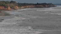 Kawasan wisata yang berjarak 20 kilometer dari pusat Kota Bengkulu tersebut memiliki garis pantai sepanjang 6 kilometer dan selalu ramai dikunjungi wisatawan.