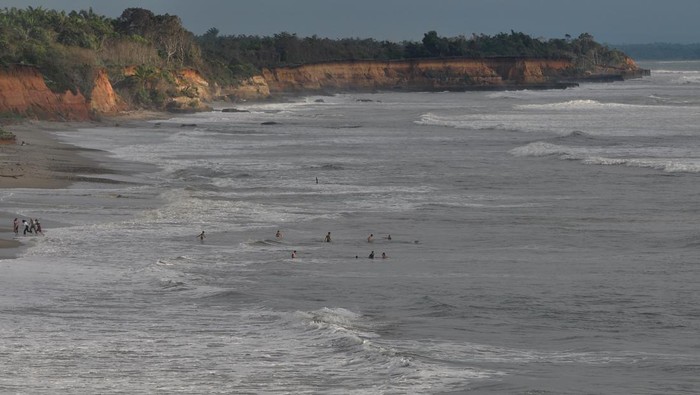 Wisata Pantai Nangai di Bengkulu Utara Wisatawan memancing sambil menikmati pemandangan Samudera Hindia di Pantai Nangai di Kecamatan Air Napal, Kabupaten Bengkulu Utara, Provinsi Bengkulu, Sabtu (6/1/2024). Kawasan wisata yang berjarak 20 kilometer dari pusat Kota Bengkulu tersebut memiliki garis pantai sepanjang 6 kilometer dan selalu ramai dikunjungi wisatawan. ANTARA FOTO/Muhammad Izfaldi/tom.