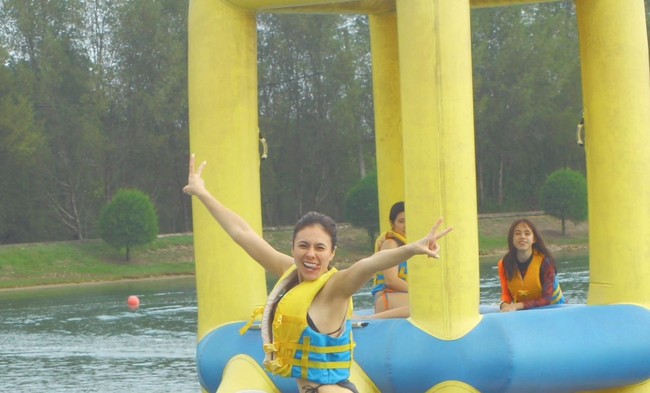 Tampil seksi mengenakan bikini kala menemani sang anak bermain, gaya Wulan tak kalah mencuri atensi. Meski sudah berusia 42 tahun namun Wulan masih tak kalah dari para ABG. Foto: Instagram/@wulanguritno