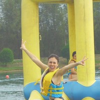 Tampil seksi mengenakan bikini kala menemani sang anak bermain, gaya Wulan tak kalah mencuri atensi. Meski sudah berusia 42 tahun namun Wulan masih tak kalah dari para ABG. Foto: Instagram/@wulanguritno