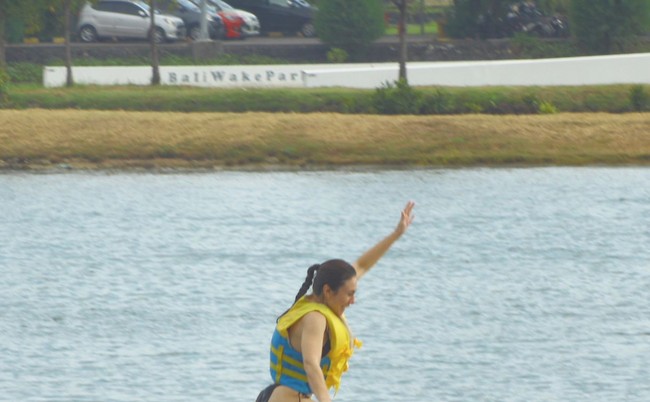 Terlihat Wulan yang begitu antusias ikut bermain di waterpark tersebut. Tubuhnya yang langsing juga tak kalah bikin netizen salfok. Foto: Instagram/@wulanguritno