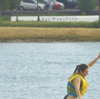 Terlihat Wulan yang begitu antusias ikut bermain di waterpark tersebut. Tubuhnya yang langsing juga tak kalah bikin netizen salfok. Foto: Instagram/@wulanguritno