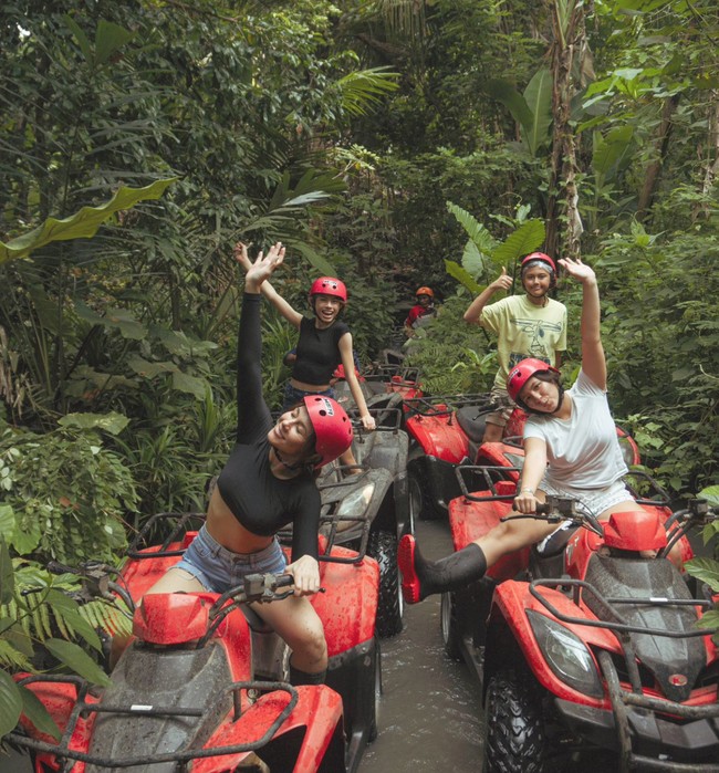 Bersama ketiga anaknya, liburan Wulan selama di Bali tampak begitu seru. Seperti dalam foto, terlihat keempatnya yang sedang mengendarai motor ATV. Foto: Instagram/@wulanguritno