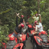 Bersama ketiga anaknya, liburan Wulan selama di Bali tampak begitu seru. Seperti dalam foto, terlihat keempatnya yang sedang mengendarai motor ATV. Foto: Instagram/@wulanguritno
