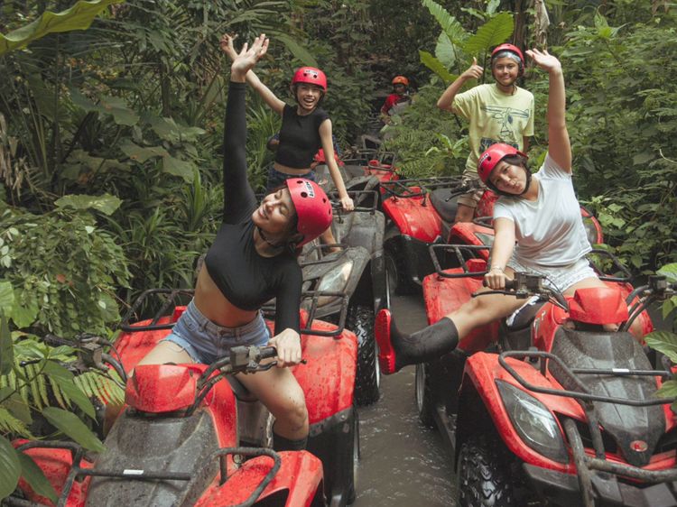 8 Foto Wulan Guritno Liburan Bareng 3 Anak di Bali, Hot Mom Bergaya Bak ABG