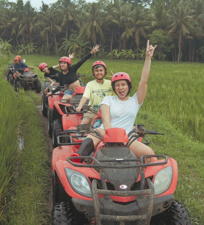 Menyusuri berbagai rintangan dengan pemandangan alam yang indah, terlihat keempatnya begitu bahagia dan menikmati momen liburan mereka. Foto: Instagram/@wulanguritno