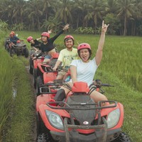 Menyusuri berbagai rintangan dengan pemandangan alam yang indah, terlihat keempatnya begitu bahagia dan menikmati momen liburan mereka. Foto: Instagram/@wulanguritno