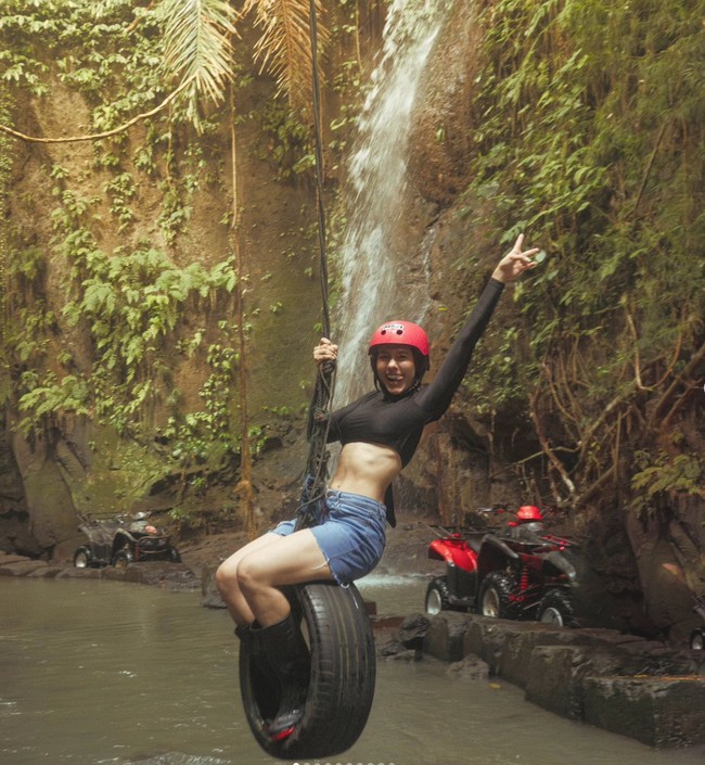 Mengenakan crop top lengan panjang berwarna hitam dipadukan dengan celana pendek jeans, Wulan tampil bak ABG. Tak heran jika dirinya sering dijuluki sebagai hot mom. Foto: Instagram/@wulanguritno