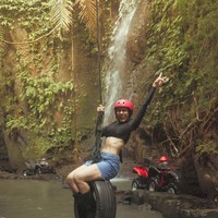 Mengenakan crop top lengan panjang berwarna hitam dipadukan dengan celana pendek jeans, Wulan tampil bak ABG. Tak heran jika dirinya sering dijuluki sebagai hot mom. Foto: Instagram/@wulanguritno