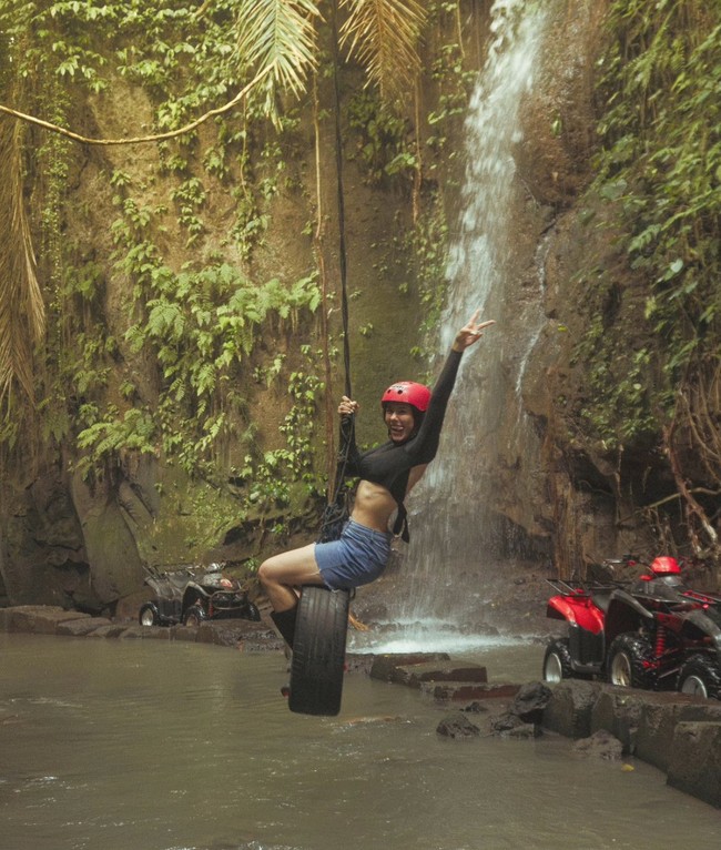 Pakaian yang dikenakannya pun membuat perut rata Wulan jadi jelas terlihat. Meski sudah memiliki 3 orang anak namun penampilan Wulan memang masih begitu menawan. Foto: Instagram/@wulanguritno