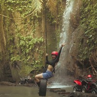 Pakaian yang dikenakannya pun membuat perut rata Wulan jadi jelas terlihat. Meski sudah memiliki 3 orang anak namun penampilan Wulan memang masih begitu menawan. Foto: Instagram/@wulanguritno