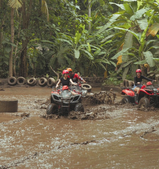 Melewati berbagai rintangan dengan motor ATV, Wulan dan anaknya terlihat bahagia. Wulan dan sang putri, London, juga terlihat kompak dengan sama-sama mengenakan atasan berwarna hitam yang dipadukan dengan celana jeans pendek. Foto: Instagram/@wulanguritno