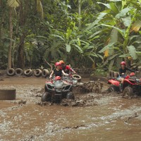Melewati berbagai rintangan dengan motor ATV, Wulan dan anaknya terlihat bahagia. Wulan dan sang putri, London, juga terlihat kompak dengan sama-sama mengenakan atasan berwarna hitam yang dipadukan dengan celana jeans pendek. Foto: Instagram/@wulanguritno