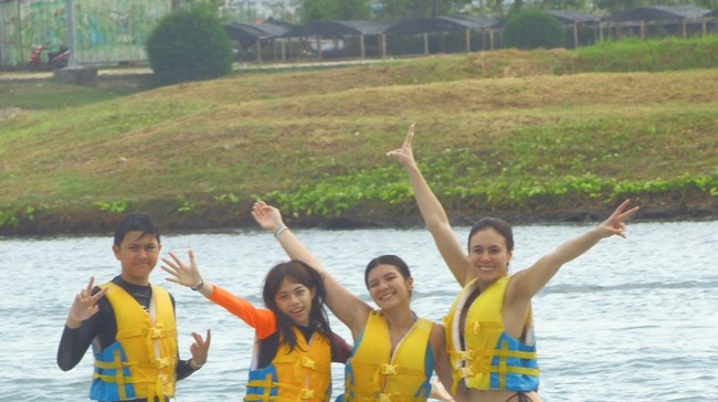 Berlibur bersama ketiga anaknya, Wulan Guritno tampak mengunjungi sejumlah tempat wisata selama di Bali. Dalam foto yang dibagikan terlihat Wulan dan ketiga anaknya yang asik bermain di sebuah waterpark di sana. Kompak, keempatnya bahkan disebut terlihat seperti adik dan kakak. Foto: Instagram/@wulanguritno