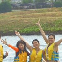 Berlibur bersama ketiga anaknya, Wulan Guritno tampak mengunjungi sejumlah tempat wisata selama di Bali. Dalam foto yang dibagikan terlihat Wulan dan ketiga anaknya yang asik bermain di sebuah waterpark di sana. Kompak, keempatnya bahkan disebut terlihat seperti adik dan kakak. Foto: Instagram/@wulanguritno