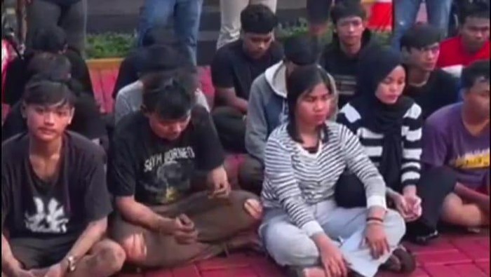17 Remaja diamankan dengan barang bukti 8 bilah celurit dan pedang di Bogor Barat, Bogor, Jawa Barat.