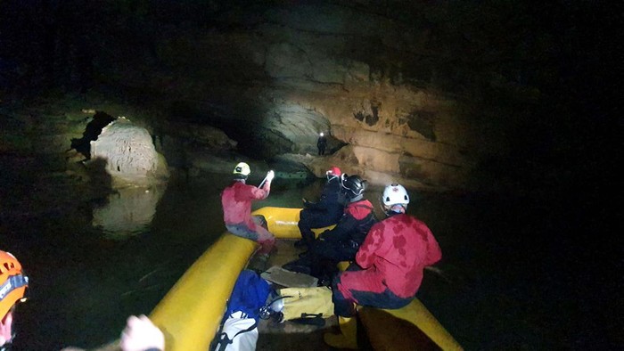 Rescuers take part in a rescue operation to reach five people trapped in the cave after heavy rainfall, in Bloska Polica, Slovenia, January 7, 2024. Cave Rescue Service of Slovenia /Handout via REUTERS    THIS IMAGE HAS BEEN SUPPLIED BY A THIRD PARTY NO RESALES. NO ARCHIVES MANDATORY CREDIT