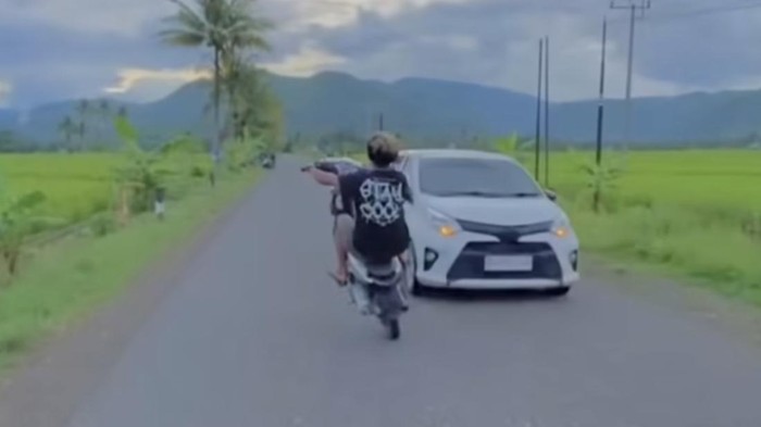 Aksi freestyle motor remaja di Soppeng.