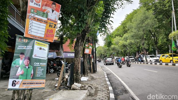 Alat peraga kampanye (APK) caleg di Gresik dipasang semrawut bahkan dipaku di pohon.