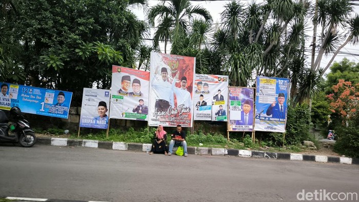 Alat peraga kampanye (APK) caleg di Gresik dipasang semrawut bahkan dipaku di pohon.