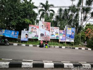 Kumuh! Ratusan Baliho Caleg Gresik Dipasang Semrawut-Dipaku di Pohon