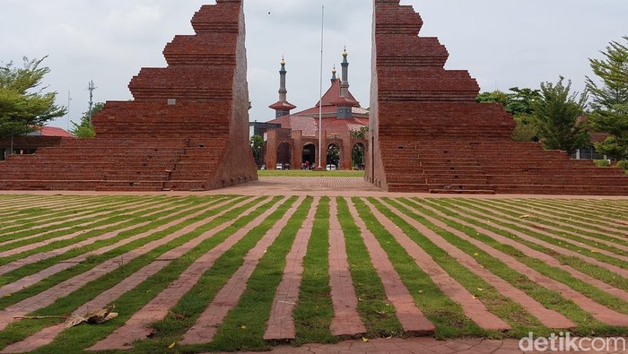 Alun-alun Kejaksan Kota Cirebon.