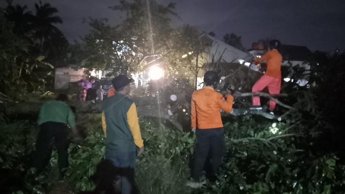 Angin kencang terjang rumah di Gunung Sindur Bogor (dok.BPBD Bogor)