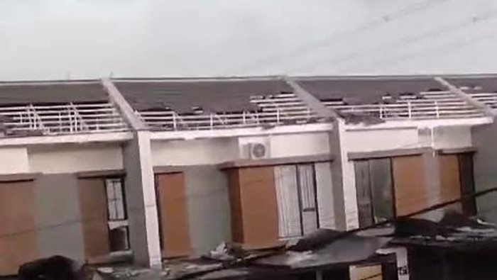 Angin puting beliung rusak rumah warga di Bogor