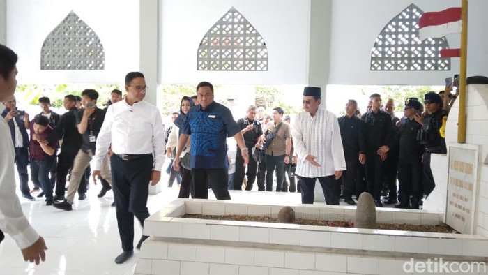 Anies Baswedan ziarah ke Makam Pahlawan Nani Wartabone Gorontalo. Anies Baswedan ziarah ke Makam Pahlawan Nani Wartabone Gorontalo.