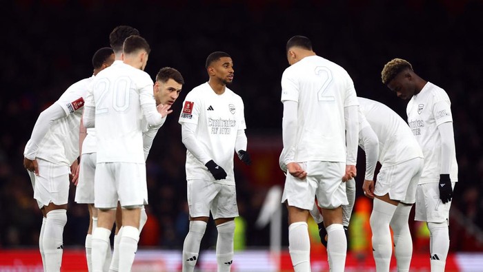 Soccer Football -  FA Cup - Third Round - Arsenal v Liverpool - Emirates Stadium, London, Britain - January 7, 2024 Arsenals Reiss Nelson with teammates before the match while wearing white Arsenal home shirts as part of the No More Red campaign to keep young people safe from knife crime and youth violence Action Images via Reuters/Matthew Childs