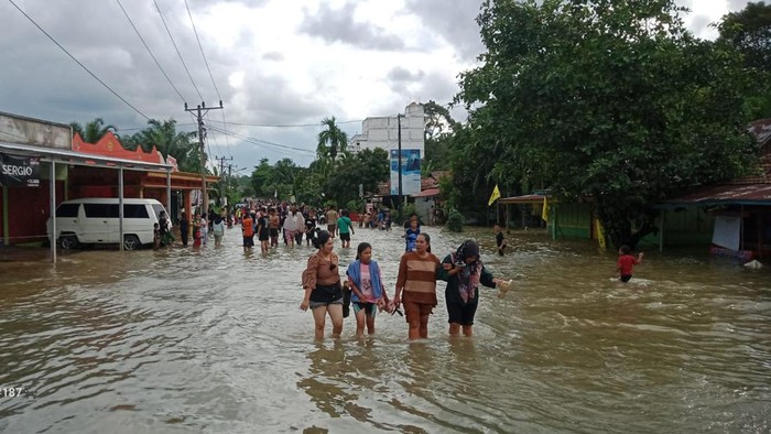 Banjir terjadi di Mura akibat Sungai Temelat meluap.