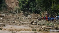 Sedikitnya dua orang korban meninggal dunia dan 9 korban mengalami luka luka akibat longsor yang terjadi di sekitar objek wisata dan sumber mata air Cipondok, Subang, saat debit curah hujan tinggi pada Minggu (7/1/2024). 