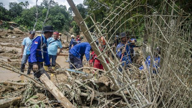 Warga memberi makan anaknya di posko pengungsian Desa Pasanggrahan, Kecamatan Kasomalang, Subang, Jawa Barat, Senin (8/1/2024). Berdasarkan data BPBD Jawa Barat, sebanyak 49 jiwa warga terdampak longsor di Subang terp[aksa mengungsi semenatar akibat retakan tanah di area pemukiman yang disebabkan longsor yang terjadi pada Minggu (7/1/2024). ANTARA FOTO/Novrian Arbi/YU