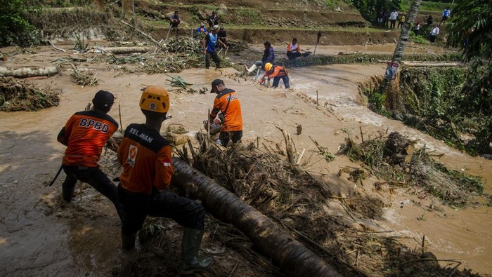 Bencana Longsor di Subang, 2 Orang Tewas Warga memberi makan anaknya di posko pengungsian Desa Pasanggrahan, Kecamatan Kasomalang, Subang, Jawa Barat, Senin (8/1/2024). Berdasarkan data BPBD Jawa Barat, sebanyak 49 jiwa warga terdampak longsor di Subang terp[aksa mengungsi semenatar akibat retakan tanah di area pemukiman yang disebabkan longsor yang terjadi pada Minggu (7/1/2024). ANTARA FOTO/Novrian Arbi/YU