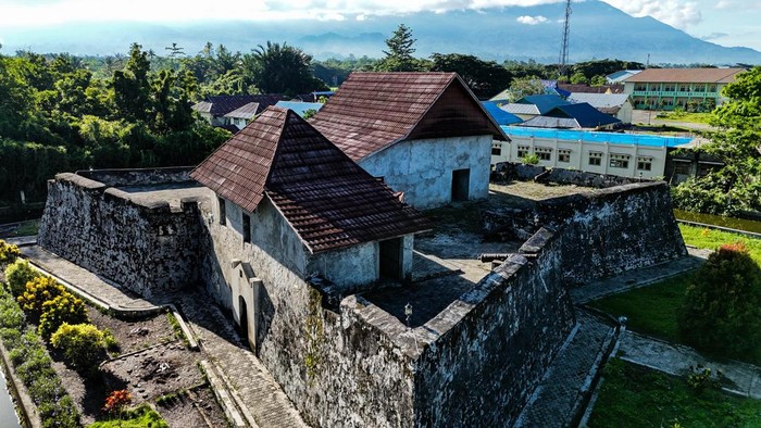 Kondisi Benteng Barnaveld di Desa Amasing Kota, Pulau Bacan, Kabupaten Halmahera Selatan, Maluku Utara, Senin (8/1/2024). Benteng Barnaveld yang dibangun Portugis pada abad ke-15 tersebut yang diharapkan menjadi salah satu destinasi wisata sejarah di pulau itu, tapi kondisinya saat ini kurang terurus sehingga jarang dikunjungi wisatawan. ANTARA FOTO/Andri Saputra/aww.